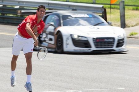 VIDEO! Djokovič z žogico hitrejši od športnega Audija!