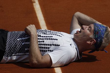 FOTO! Legendarni John McEnroe se je zrušil v dvoboju teniških legend!