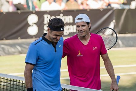 Federer na travi v Stuttgartu pokleknil proti Haasu, 302. igralcu sveta