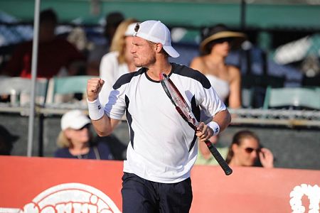 Hewitt v polfinalu Newporta; Laura Robson v četrtfinalu peščenega Palerma