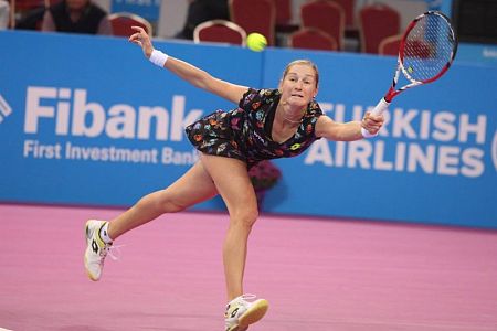 Makarova po drugem porazu v skupini in poškodbi hrbta zapušča Sofijo