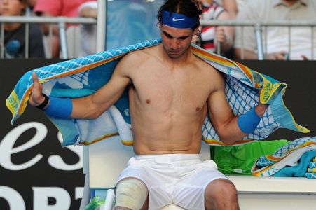 Rafael Nadal naj bi imel težave s kolenom, Roger Federer umirja žogico!