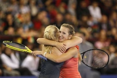 FOTO! Lepi teniški igralki Caroline Wozniacki in Victoria Azarenka pokazali tudi humanitarno plat!