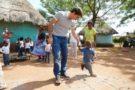 VIDEO! Roger Federer z mamo pri otrocih v Južni Afriki!