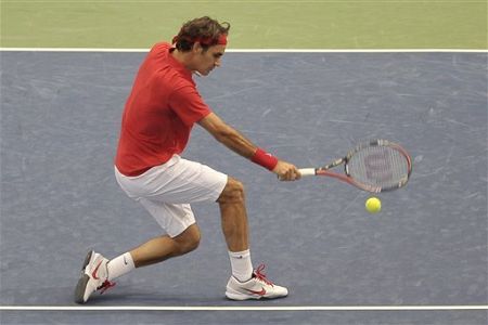 VIDEO! Roger Federer igral tenis na ulici, nato pa pred polno dvorano povedel Švico v vodstvo z 2:0!