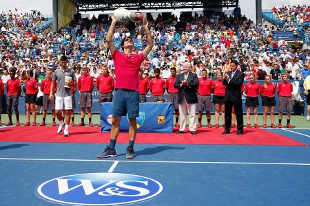 Izjemnemu Federerju še 7. naslov v Cincinnatiju, Djokoviču še eno leto čakanja