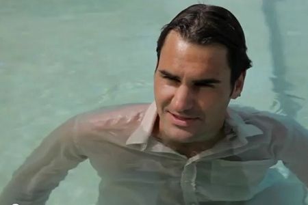 VIDEO! Roger Federer oblečen v bazenu!