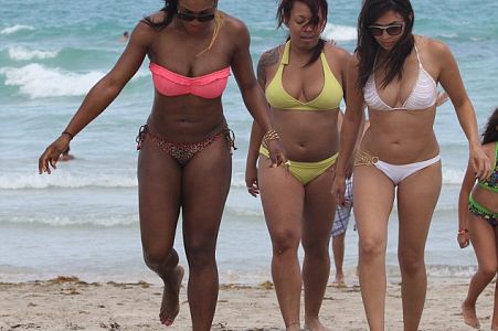 FOTO! Vesela Serena Williams se je pokazala v mini bikinkah!