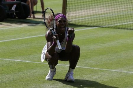 Serena s 24 asi 'odpihnila' Azarenko za finale Wimbledona