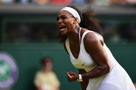 Serena Williams v zadnjem trenutku rešila celo kožo. V osmini s sestro Venus.