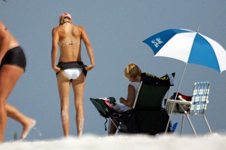 FOTO! Oboževalec posnel Marijo Šarapovo v bikiniju na plaži!